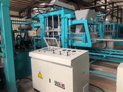 Stroj na výrobu betonových dutých bloků Indie